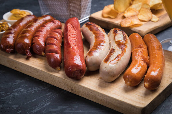 Немецкие сосиски с мостард и жареный картофель
