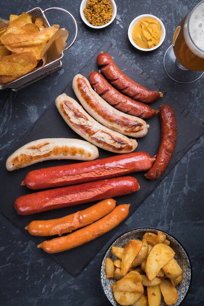 Немецкие сосиски с мостард и жареный картофель
