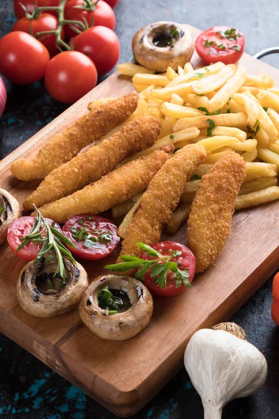 Fritas de pollo con papas fritas —  Fotos de Stock