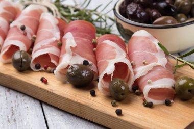 Haşlanmış jambon dilimleri.