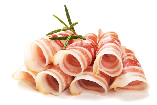 Rullar av pancetta bacon isolerad på vitt — Stockfoto