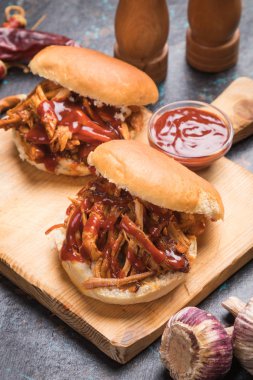 Çekti domuz burger sandviç