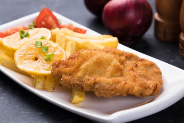 Paniertes Schnitzel mit Pommes — Stockfoto