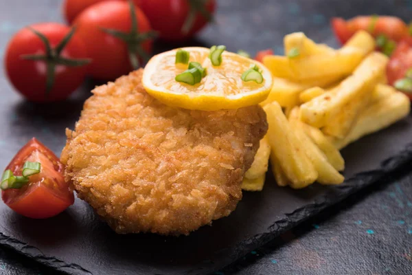 Paniertes Schnitzel mit Pommes — Stockfoto