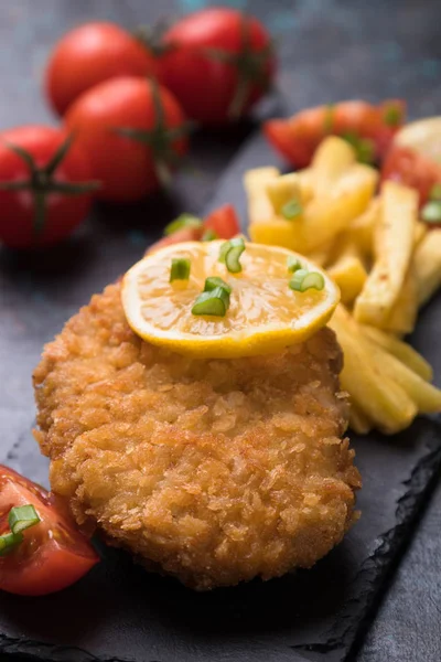 Brödkotlett med pommes frites — Stockfoto