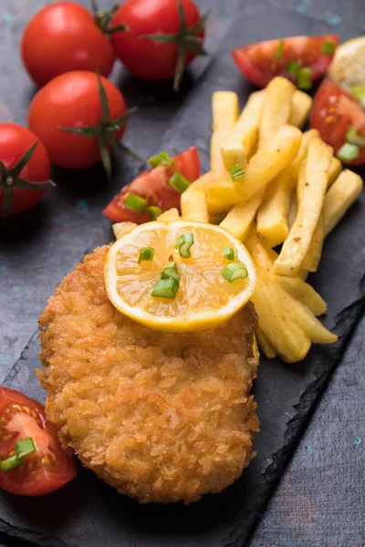 Brödkotlett med pommes frites — Stockfoto