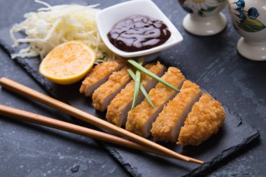 Japon tonkatsu domuz bifteği.