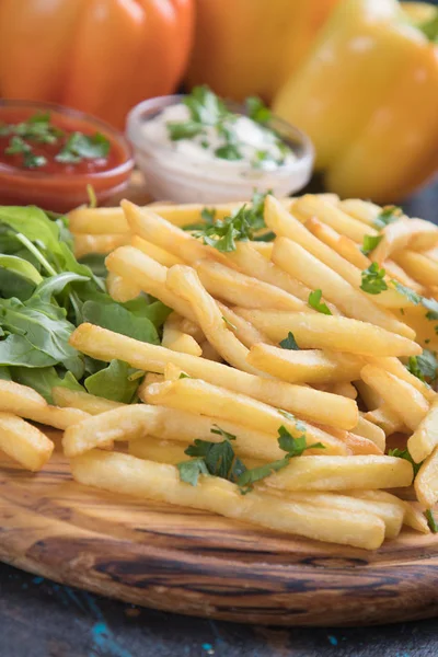 Frietjes met ketchup en mayonaise — Stockfoto