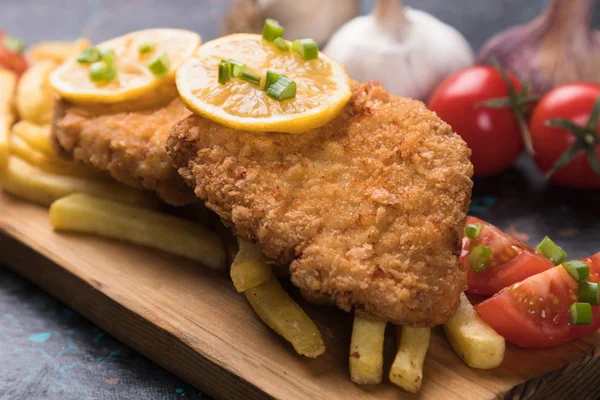 Chuleta de pan con papas fritas —  Fotos de Stock