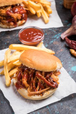 Çekti domuz burger sandviç