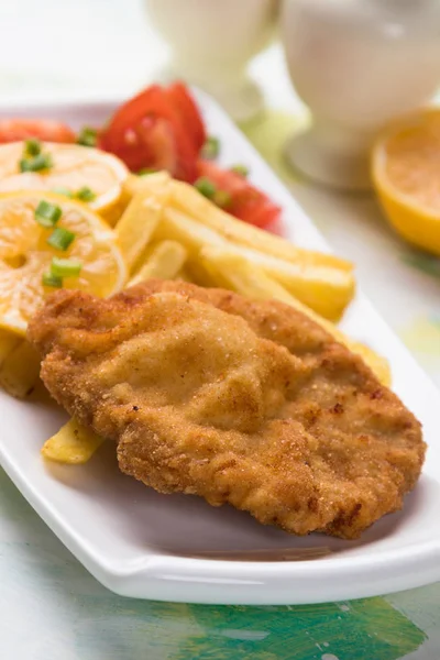 Costeleta empanada com batatas fritas — Fotografia de Stock