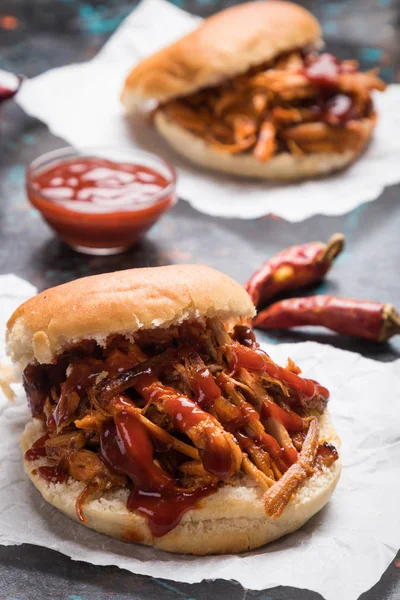 Sandwich de hamburguesa de cerdo tirado — Foto de Stock