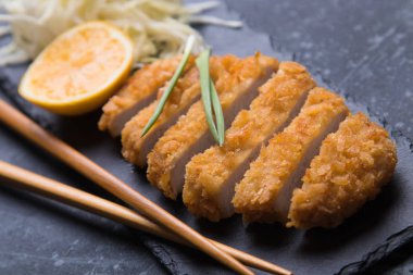 Japon tonkatsu domuz bifteği.