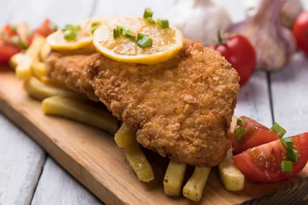 Chuleta de pan con papas fritas —  Fotos de Stock