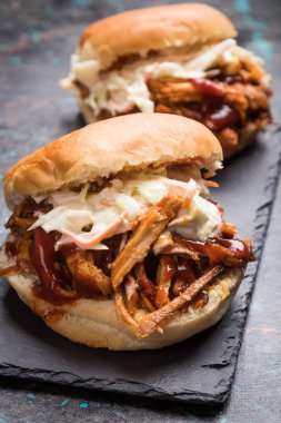 Çekti domuz burger sandviç