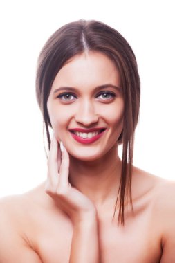 beyaz zemin üzerine güzel bir esmer kız