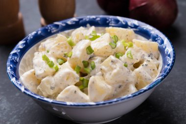 Mayonez soslu patates salatası.