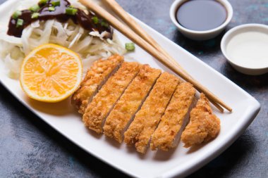 Japon tonkatsu domuz bifteği.