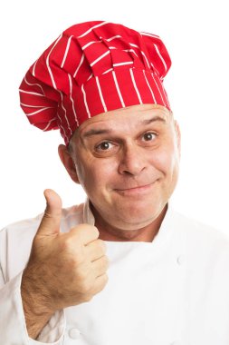 Kırmızı şapkalı aşçı surat yapıyor.