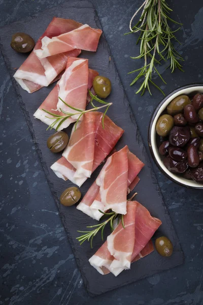 Κομμάτια από χοιρομέρι cured prosciutto — Φωτογραφία Αρχείου