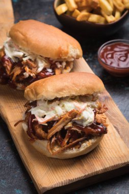 Çekti domuz burger sandviç