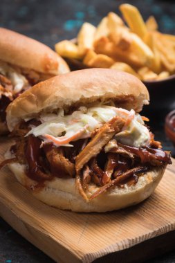 Çekti domuz burger sandviç