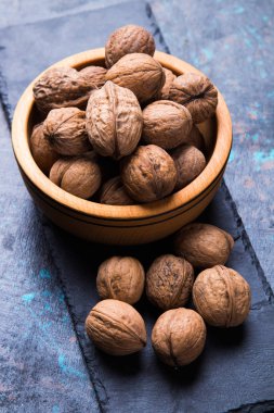 Tam ceviz kabuğu.