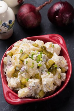 Mayonez soslu patates salatası.