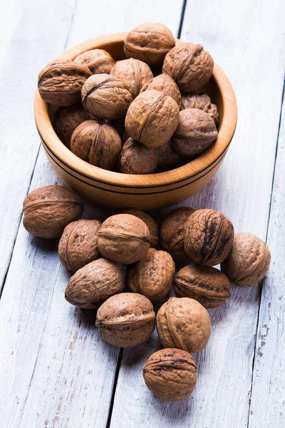 Conchas de nozes inteiras — Fotografia de Stock