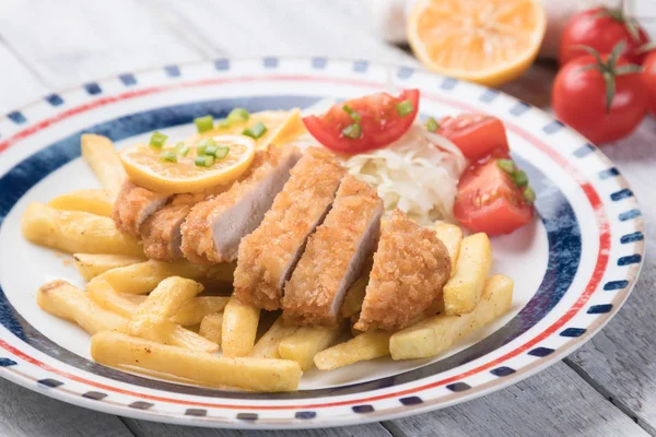 Chuleta de pan con papas fritas —  Fotos de Stock