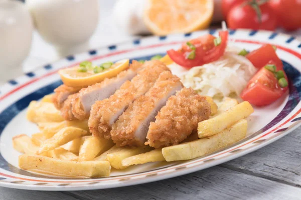 Paniertes Schnitzel mit Pommes — Stockfoto