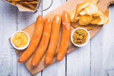 Hardallı Alman sosisi ve kızarmış patates.