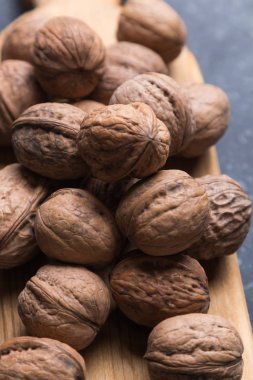 Tam ceviz kabuğu.