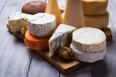 Yıllanmış peynir yuvarlak ve dilimler