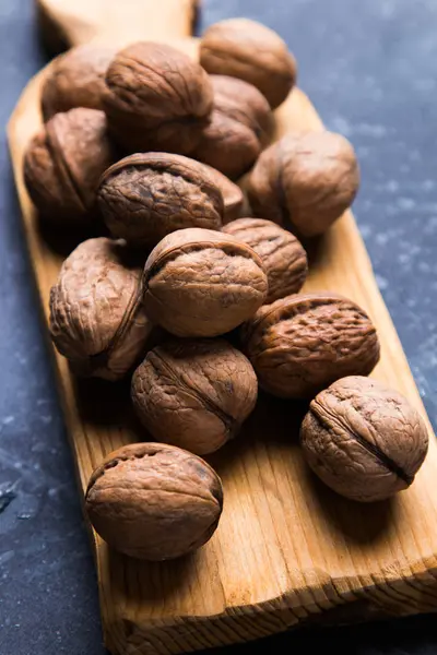 Conchas enteras de nuez — Foto de Stock