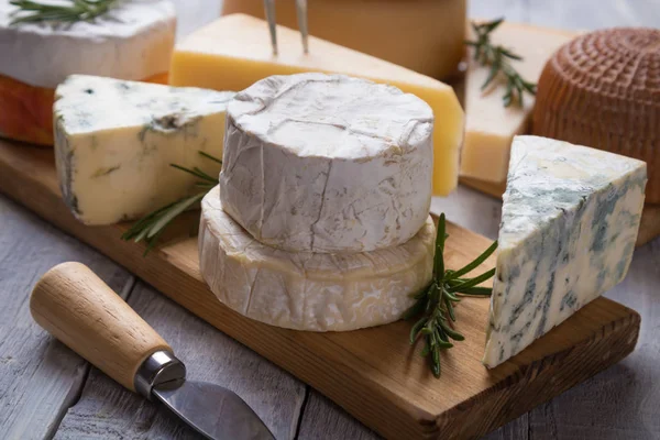 Gerijpte kaas rond en plakjes — Stockfoto