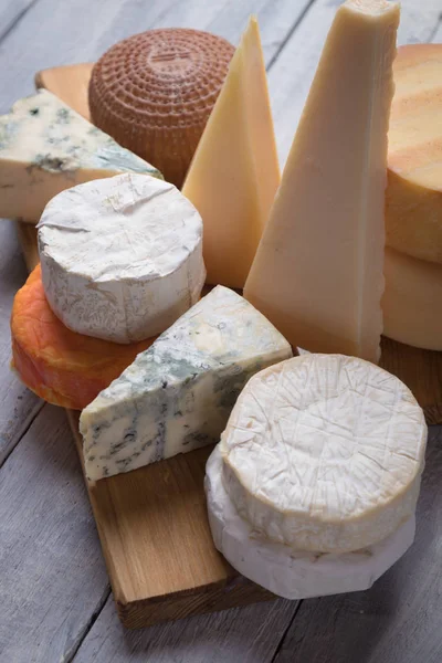 Reifer Käse rund und Scheiben — Stockfoto