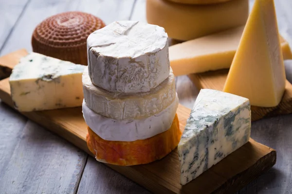 Yıllanmış peynir yuvarlak ve dilimler
