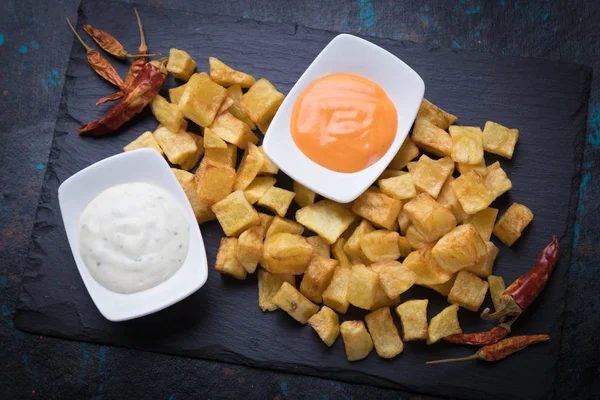 Patatas bravas, Spaanse gebakken aardappel — Stockfoto