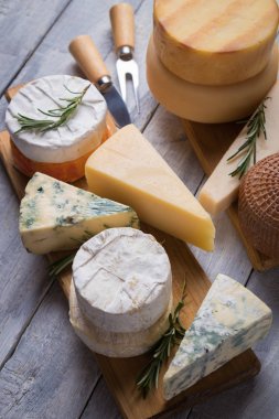 Yıllanmış peynir yuvarlak ve dilimler