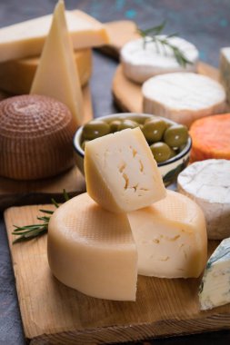 Yıllanmış peynir yuvarlak ve dilimler