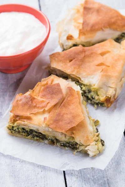 Phyllo hamur işi ıspanaklı turta — Stok fotoğraf