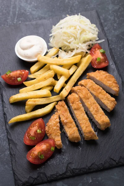 Chuleta de pan con papas fritas —  Fotos de Stock