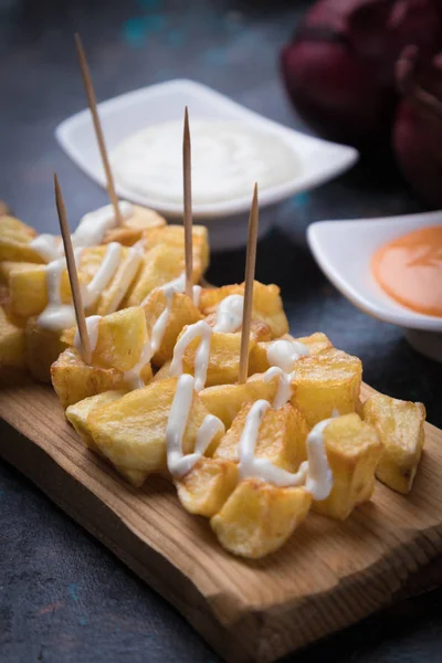 Patatas bravas, spanische Bratkartoffeln — Stockfoto
