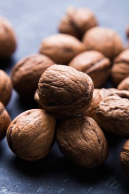 Tam ceviz kabuğu.