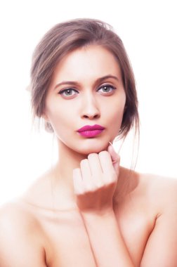 beyaz zemin üzerine güzel bir esmer kız