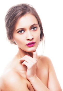 beyaz zemin üzerine güzel bir esmer kız