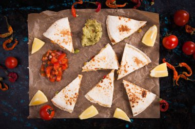 Meksika quesadilla 'sı, peynirle dolu tortilla, et ve sebze