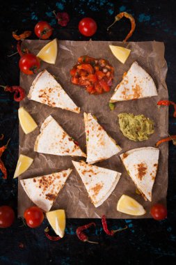 Meksika quesadilla 'sı, peynirle dolu tortilla, et ve sebze