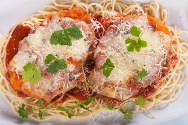 Parmesan tavuklu biftek.